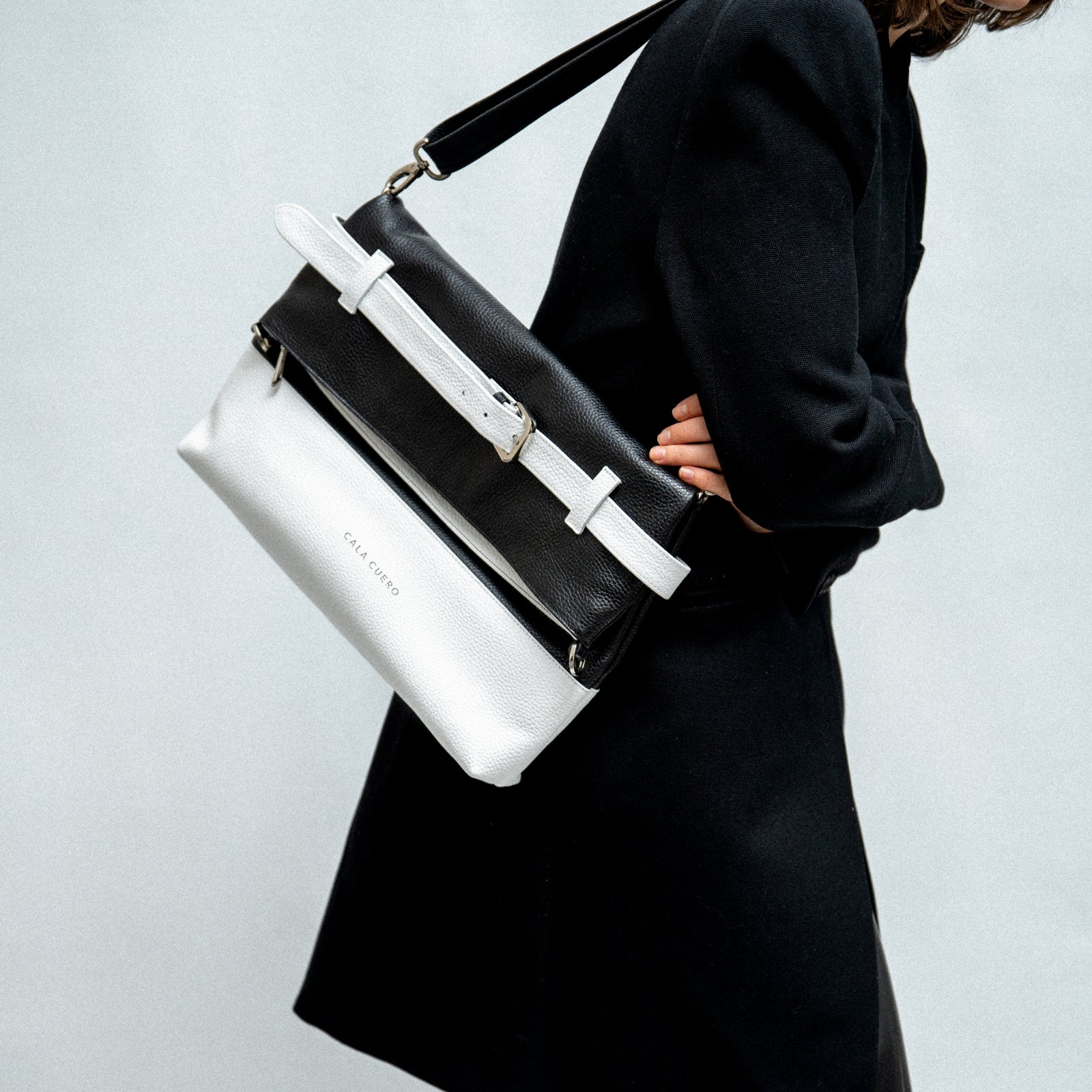 Levante Convertible Clutch Black & White (002)