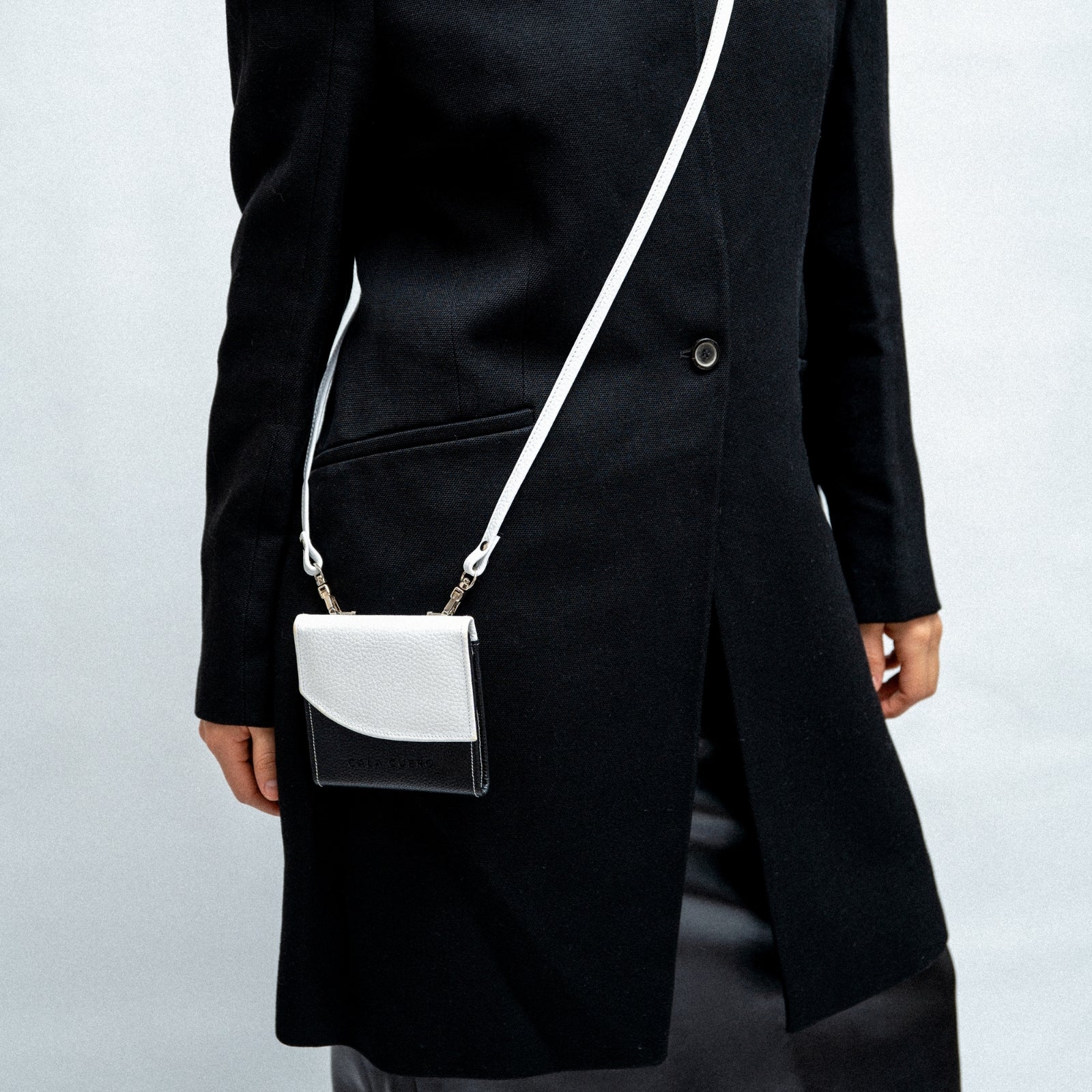 Ona Neck Card Holder Black & White (005)