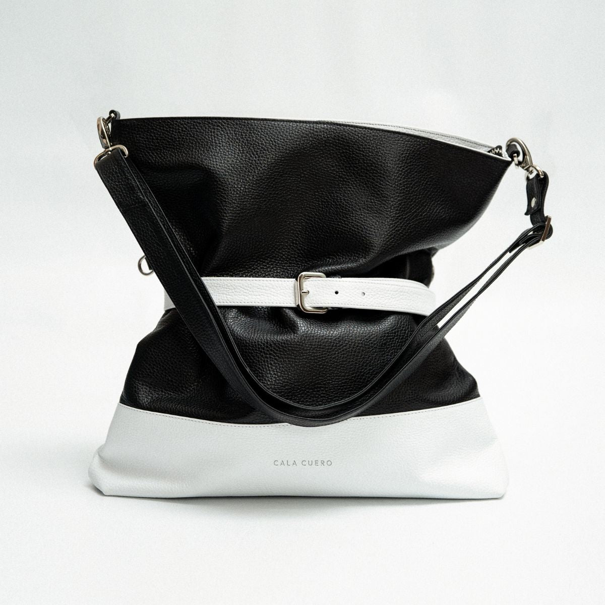 Levante Convertible Clutch Black & White (002)